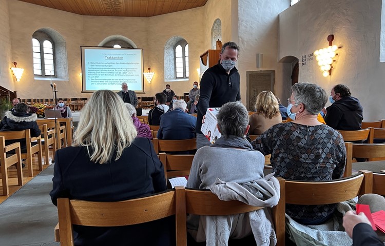 Mit Masken, jeweils einer Reihe Abstand und einer improvisierten Urne (im Bild Kaspar Arnold) beschlossen die Stimmberechtigten in der Kirche Marthalen Budget und Stellenplan der neuen Kirchgemeinde. Mit Masken, jeweils einer Reihe Abstand und einer improvisierten Urne (im Bild Kaspar Arnold) beschlossen die Stimmberechtigten in der Kirche Marthalen Budget und Stellenplan der neuen Kirchgemeinde.