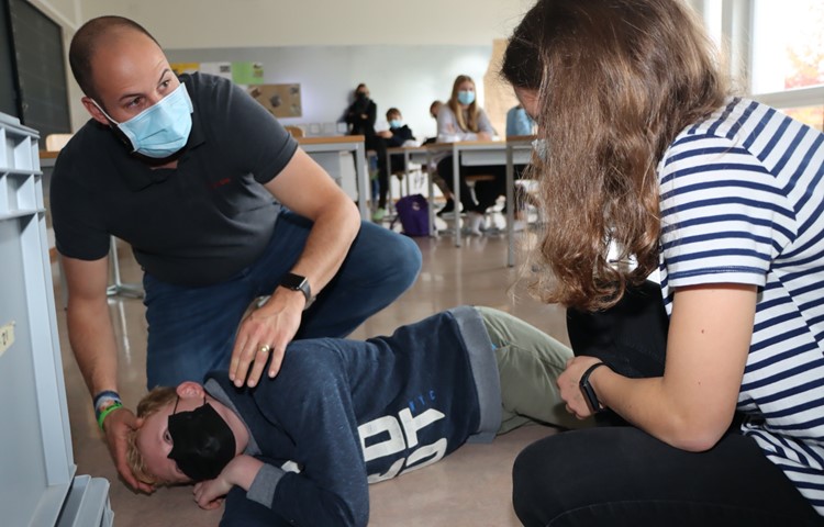 Der Transportsanitäter Daniel Ziegler erklärt das richtige Verhalten bei einer Ohnmacht. Der Transportsanitäter Daniel Ziegler erklärt das richtige Verhalten bei einer Ohnmacht.