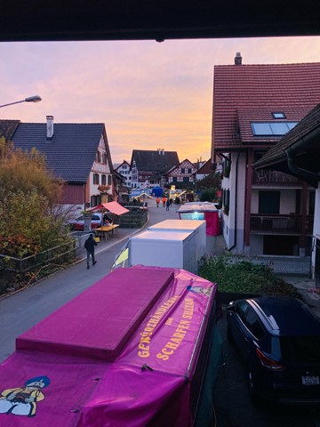 So kennen nur die Anwohner den Jahrmarkt: Im Morgenrot treffen die ersten Marktfahrer ein.