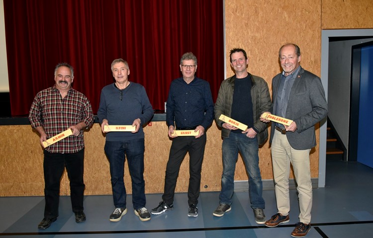 Der Vorstand der Meliorationsgenossenschaft wurde verabschiedet: v.l. Armin Gisler (Aktuar), Reinhard Fritschi (Vizepräsident), Ernst Bachmann (Präsident), Boris Brandenberger (Finanzen) und Walter Staub (Gemeindepräsident Flaach). Der Vorstand der Meliorationsgenossenschaft wurde verabschiedet: v.l. Armin Gisler (Aktuar), Reinhard Fritschi (Vizepräsident), Ernst Bachmann (Präsident), Boris Brandenberger (Finanzen) und Walter Staub (Gemeindepräsident Flaach).