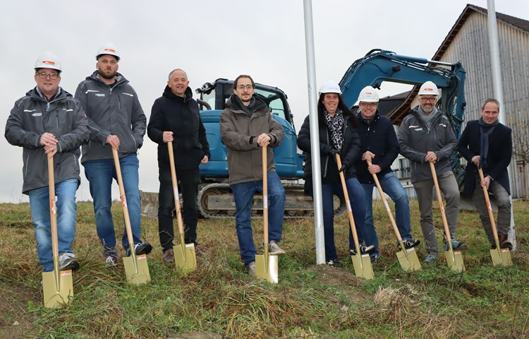 Mit der Überbauung der letzten eingezonten Fläche am Orenberg wurde gestern offiziell gestartet. Von links: Hugo Schmidli, Ricardo Gubler (beide BW Holding AG), Ruedi Lattmann, Matthias Lattmann (beide Ruedi Lattmann Architektur und Design), Sandra Obergfell (Cassista AG), Philipp Jöhr, André Ingold (BW Holding AG) und Claudius Müller (Ruedi Lattmann Architektur und Design). Mit der Überbauung der letzten eingezonten Fläche am Orenberg wurde gestern offiziell gestartet. Von links: Hugo Schmidli, Ricardo Gubler (beide BW Holding AG), Ruedi Lattmann, Matthias Lattmann (beide Ruedi Lattmann Architektur und Design), Sandra Obergfell (Cassista AG), Philipp Jöhr, André Ingold (BW Holding AG) und Claudius Müller (Ruedi Lattmann Architektur und Design).