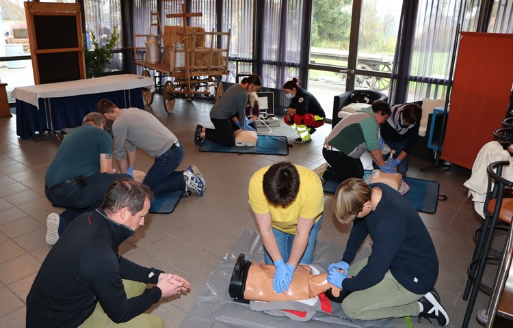 Wenn zwei Helfer vor Ort sind, übernehmen sie abwechselnd die körperlich anstrengende Herzdruckmassage und die Beatmung. Im Foyer des Schwertsaals konnte das geübt werden, beobachtet und angeleitet von Rega-Rettungssanitäter Lukas Styger (vorne links) und Rettungssanitäterin Julia Pepperl vom Rettungsdienst Winterthur (hinten). Wenn zwei Helfer vor Ort sind, übernehmen sie abwechselnd die körperlich anstrengende Herzdruckmassage und die Beatmung. Im Foyer des Schwertsaals konnte das geübt werden, beobachtet und angeleitet von Rega-Rettungssanitäter Lukas Styger (vorne links) und Rettungssanitäterin Julia Pepperl vom Rettungsdienst Winterthur (hinten).