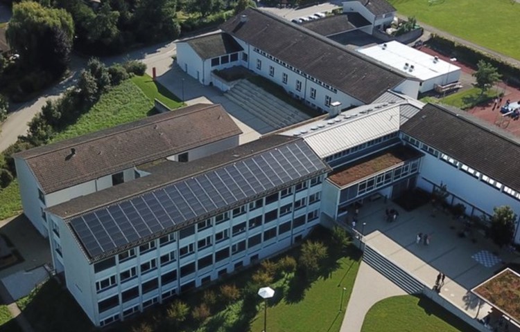 Blick auf die Sekundarschule. Der weisse Container wird verschwinden, … Blick auf die Sekundarschule. Der weisse Container wird verschwinden, …