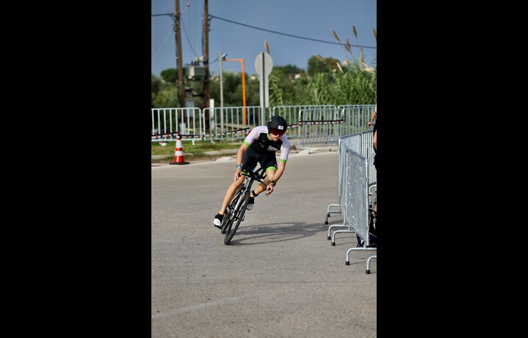 Hier ist der Henggarter in der dritten Teildisziplin des Triathlons zu sehen, beim Velofahren.