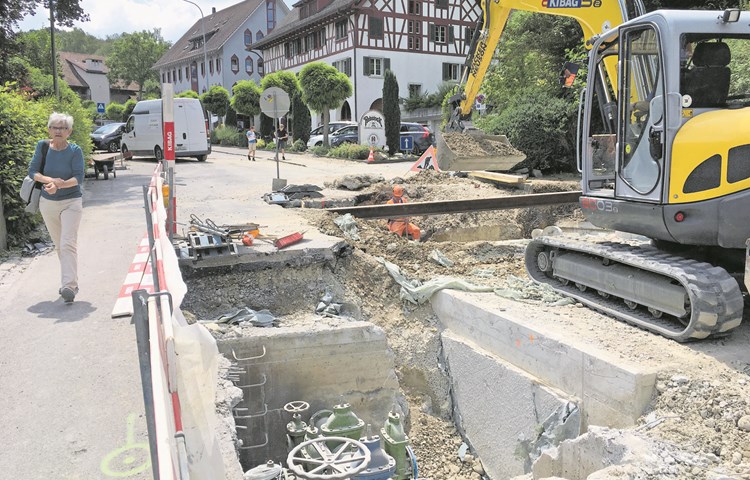 Die Leitungen im alten Schacht sind freigelegt, der neue Schacht ist betoniert und muss noch aushärten. Die Leitungen im alten Schacht sind freigelegt, der neue Schacht ist betoniert und muss noch aushärten.