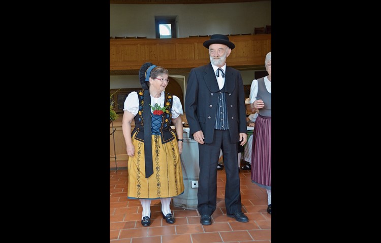 ... auch solche mit der Festtagstracht und ein Herr in Männertracht dabei, um das Erzählte zu zeigen.