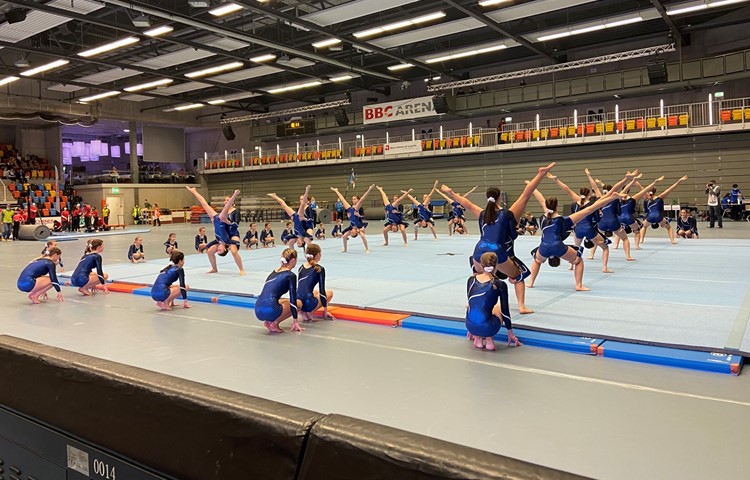 Das Getu Flaachtal beim Bodenturnen mit allen 61 Athletinnen des Vereins. Das Getu Flaachtal beim Bodenturnen mit allen 61 Athletinnen des Vereins.