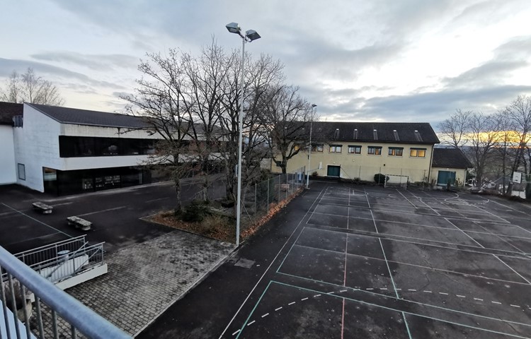 Die alte Turnhalle (rechts) entspricht nicht mehr den aktuellen Anforderungen und soll ersetzt werden. Die alte Turnhalle (rechts) entspricht nicht mehr den aktuellen Anforderungen und soll ersetzt werden.