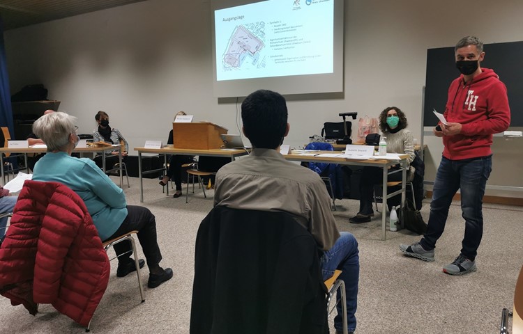 Mauro Pfister informierte über den geplanten Neubau der Turnhalle. Der Projektierungskredit dafür wurde an der Versammlung der Politischen Gemeinde am vergangenen Donnerstag zurückgewiesen. Mauro Pfister informierte über den geplanten Neubau der Turnhalle. Der Projektierungskredit dafür wurde an der Versammlung der Politischen Gemeinde am vergangenen Donnerstag zurückgewiesen.