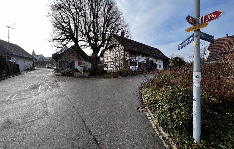 Ein Antrag, bloss für die Bergstrasse (im Bild die Kreuzung oberhalb des Volg-Ladens) Verkehrsberuhigungsmassnahmen zu planen, scheiterte. Die Bevölkerung will in allen Quartieren Tempo 30. Ein Antrag, bloss für die Bergstrasse (im Bild die Kreuzung oberhalb des Volg-Ladens) Verkehrsberuhigungsmassnahmen zu planen, scheiterte. Die Bevölkerung will in allen Quartieren Tempo 30.