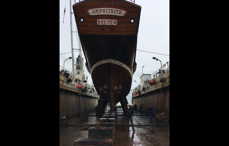 Die Amphitrite wird an Land geholt, um wichtige Arbeiten am Unterwasserschiff vorzunehmen. Fredy Oertel betrachtet sie dabei einmal von unten.