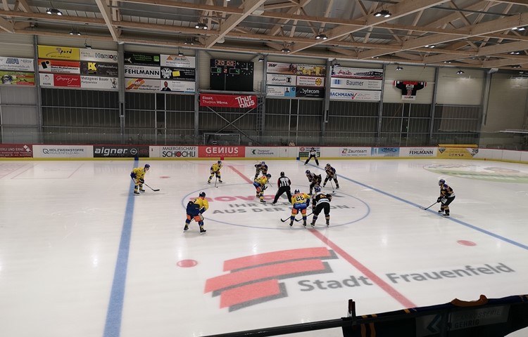 Zum Start des zweiten Drittels lag der EHC Wilen-Neunforn (dunkle Trikots) bereits mit 0:4 zurück. Zum Start des zweiten Drittels lag der EHC Wilen-Neunforn (dunkle Trikots) bereits mit 0:4 zurück.