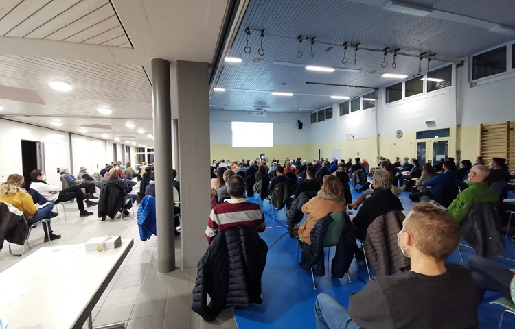 Die 127 Stimmberechtigten füllten nicht nur die Halle, sondern auch den Gang des Mehrzweckgebäudes. Die 127 Stimmberechtigten füllten nicht nur die Halle, sondern auch den Gang des Mehrzweckgebäudes.