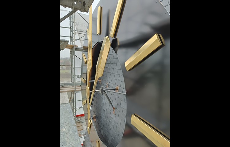 Zum Renovationsauftrag der Marthaler Firma Rüetschi AG gehören auch blanke Zifferblätter mit strahlend goldenen Zeigern.