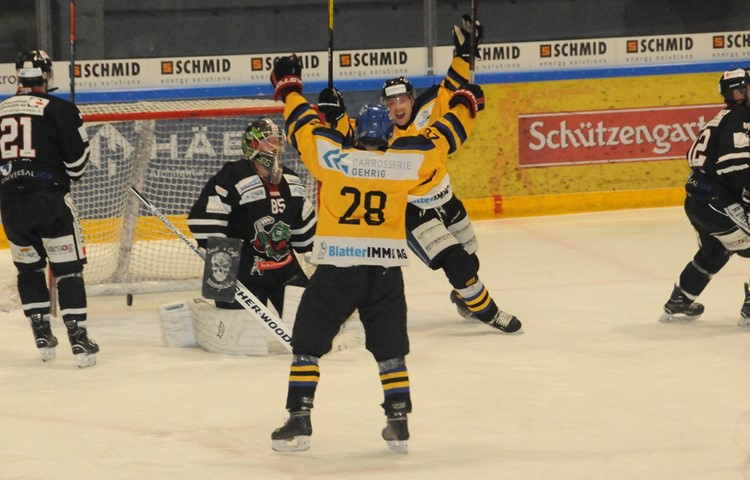 Georg Lieber (Nr. 28) bejubelt seinen Treffer zur zwischenzeitlichen 3:1-Führung des EHCWN. Georg Lieber (Nr. 28) bejubelt seinen Treffer zur zwischenzeitlichen 3:1-Führung des EHCWN.
