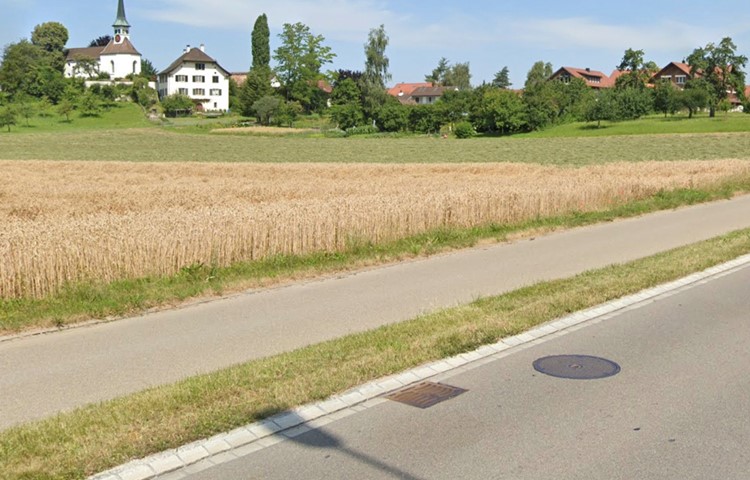 Neben Kirche und Pfarrhaus könnte das neue «Zentrum Kirchhügel» gebaut werden. Neben Kirche und Pfarrhaus könnte das neue «Zentrum Kirchhügel» gebaut werden.