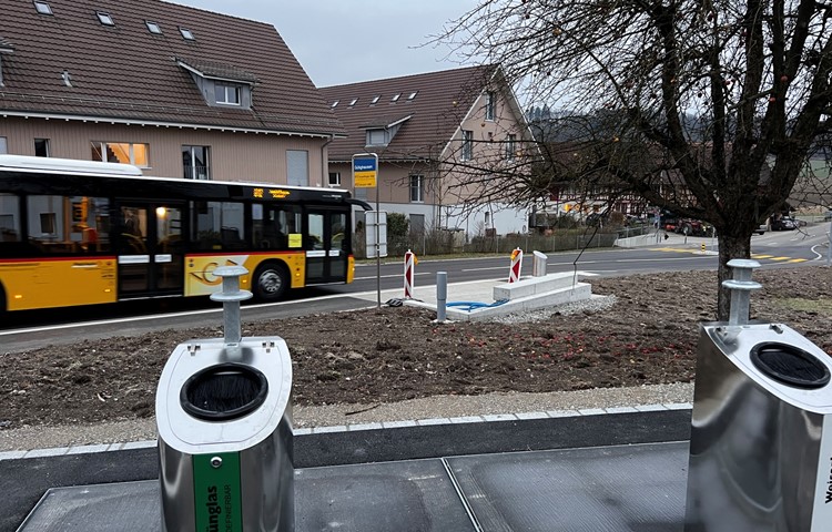 Die Sammelstelle ist da, das Wartehäuschen noch nicht. Die Sammelstelle ist da, das Wartehäuschen noch nicht.