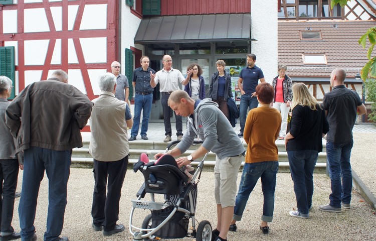 Aus Babys werden Schulkinder, aus Neuzuzügern werden Behördenmitglieder: Dieses Foto stammt zwar vom Neuzuzüger-Rundgang 2014, doch vor gut einer Woche bot sich am Infoanlass zur Behördenabeit ein ganz ähnliches Bild. Aus Babys werden Schulkinder, aus Neuzuzügern werden Behördenmitglieder: Dieses Foto stammt zwar vom Neuzuzüger-Rundgang 2014, doch vor gut einer Woche bot sich am Infoanlass zur Behördenabeit ein ganz ähnliches Bild.