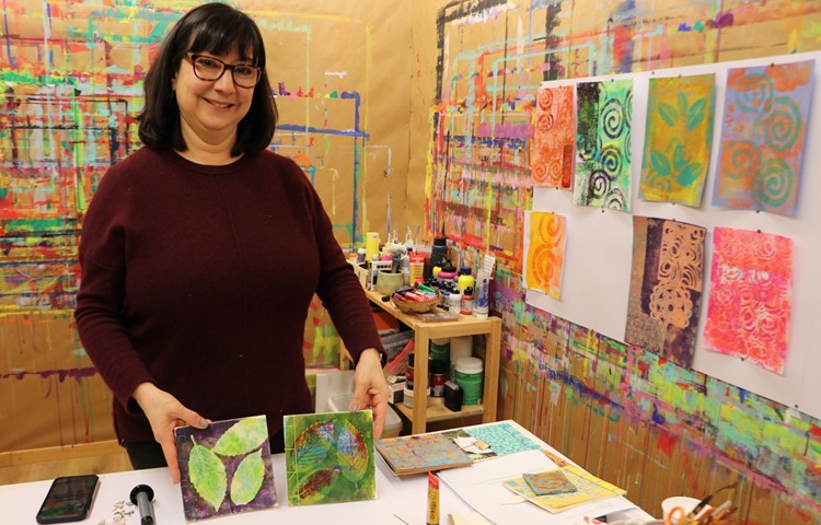 Kim Flüeler mit zwei ihrer fertiggestellten Monoprint-Büchlein – jedes davon ist ein Unikat. Kim Flüeler mit zwei ihrer fertiggestellten Monoprint-Büchlein – jedes davon ist ein Unikat.