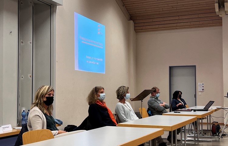 Die Sek-Schulpflege an der letzten Gemeindeversammlung: Evelyne Schläpfer (l.) und Espedita Pepe (r.) wollen bleiben. Sibylle Jüttner, Barbara Starkenmann, Thomas Wegmann (v.l.) und Alexandra Greminger (fehlt) hören auf – frei wird auch das Präsidium, das Peter Stocker seit zwölf Jahren innehat. Die Sek-Schulpflege an der letzten Gemeindeversammlung: Evelyne Schläpfer (l.) und Espedita Pepe (r.) wollen bleiben. Sibylle Jüttner, Barbara Starkenmann, Thomas Wegmann (v.l.) und Alexandra Greminger (fehlt) hören auf – frei wird auch das Präsidium, das Peter Stocker seit zwölf Jahren innehat.