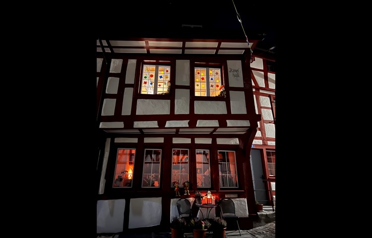 Der Brauch wird gelebt – dekorierte Fenster und geschmückte Hauseingänge.