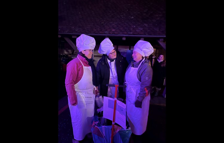 Weil Restaurants fehlen im Ort, macht eine Frauengruppe auf Gassenküche.