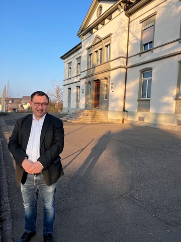Die Schulkommission gehe so mit Steuergeld um, als wäre es ihr eigenes, sagt Lorenzo Galvan.