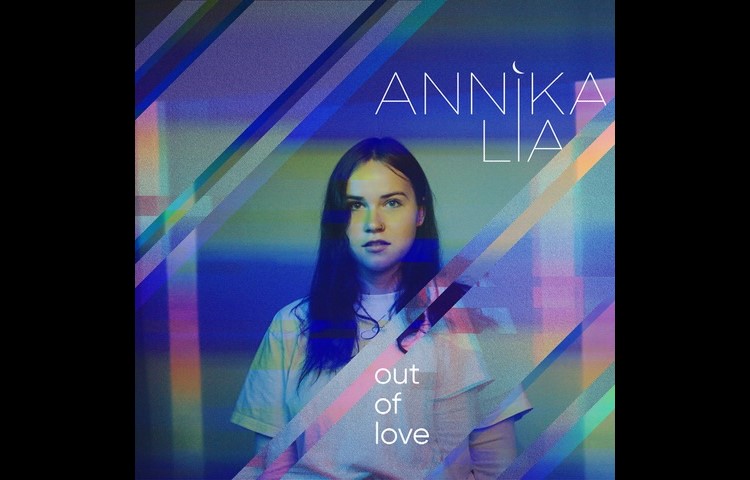 Auf dem Cover von "Out Of Love" hat der Mond, ihr treuer Begleiter von Kindesbeinen an, als i-Punkt Einzug in Annika Lias Schriftzug gefunden.