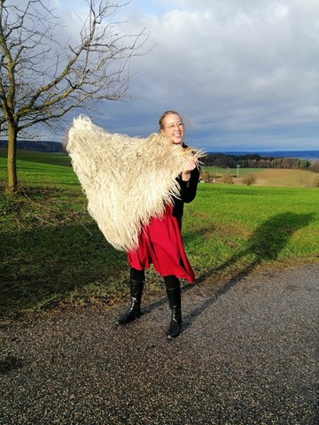Carmen Neumayer liebt das Fellfilzen. Eine Technik, die sie gern in Workshops weitergibt. Carmen Neumayer liebt das Fellfilzen. Eine Technik, die sie gern in Workshops weitergibt.