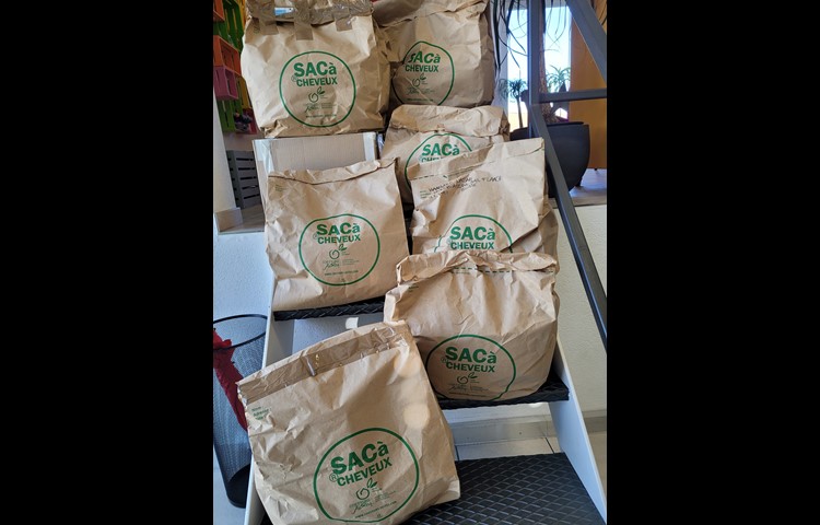 Die Haare packen sie in Säcke, welche sie danach nach Frankreich schicken.
