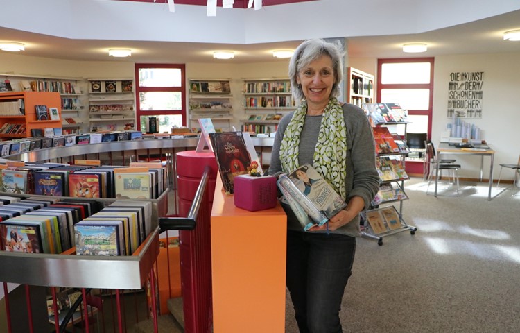 «Serien kommen gut an», sagt Rita Schneider, die die Schul- und Gemeindebibliothek Andelfingen leitet. Das gilt auch für «Die Fotografin», die bei den Erwachsenen 2021 den Podestplatz errungen hat. Zu den beliebtesten Medien bei Kindern und Jugendlichen zählen Tonies-Figuren – selbst den «Pumuckl» gibt es. «Serien kommen gut an», sagt Rita Schneider, die die Schul- und Gemeindebibliothek Andelfingen leitet. Das gilt auch für «Die Fotografin», die bei den Erwachsenen 2021 den Podestplatz errungen hat. Zu den beliebtesten Medien bei Kindern und Jugendlichen zählen Tonies-Figuren – selbst den «Pumuckl» gibt es.