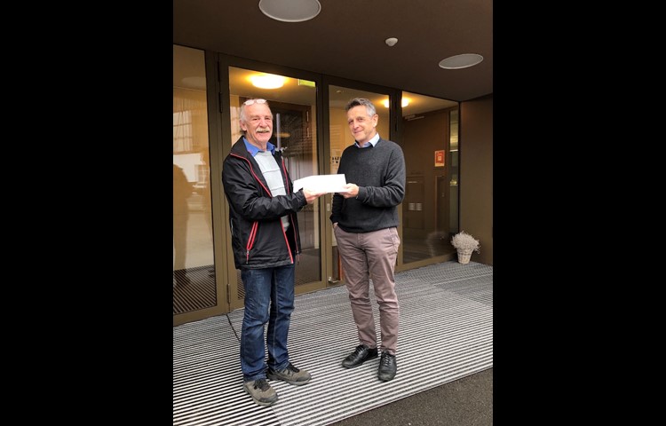 Fritz Griesser (l.) übergibt Gemeindeschreiber Jost Meier sieben Bögen mit 120 Unterschriften.