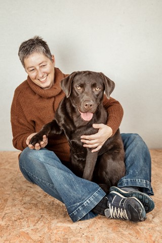 Beatrice Matthys mit Baila, der Nachfolgerin von Therapiehund Django.