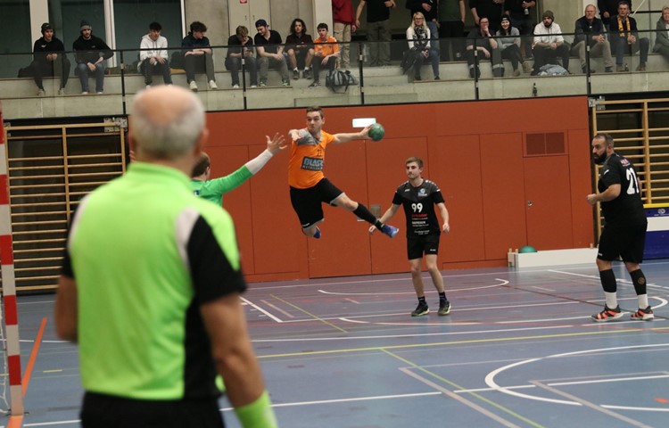 Andelfingens Nummer 27, Michael Hochstrasser, war mit acht Treffern aus zehn Versuchen bester Torschütze. Andelfingens Nummer 27, Michael Hochstrasser, war mit acht Treffern aus zehn Versuchen bester Torschütze.