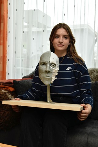 Katharina Eberlein mit ihrer forensischen Gesichtsrekonstruktion. Katharina Eberlein mit ihrer forensischen Gesichtsrekonstruktion.