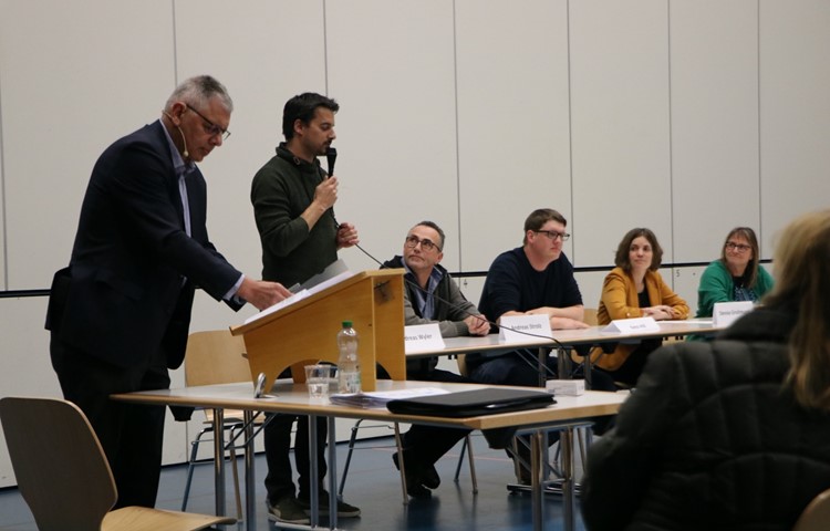 Die Kandidierenden für die vier Sitze im Gemeinderat v.l.: Andreas Wyler (bisher, kandidiert neu als Gemeindepräsident), Andreas Strolz (bisher), Reto Hill (neu), Denise Grolimund (neu), Claudia Grätzer (neu). Der fünfte Sitz gehört in der Einheitsgemeinde dem Präsidium der Primarschulpflege. Die Kandidierenden für die vier Sitze im Gemeinderat v.l.: Andreas Wyler (bisher, kandidiert neu als Gemeindepräsident), Andreas Strolz (bisher), Reto Hill (neu), Denise Grolimund (neu), Claudia Grätzer (neu). Der fünfte Sitz gehört in der Einheitsgemeinde dem Präsidium der Primarschulpflege.