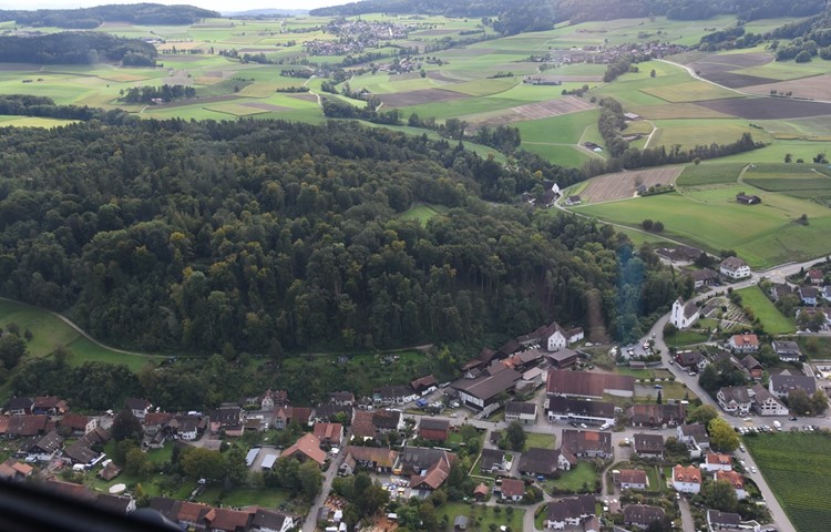 Auf dem Papier seit Jahren eine Kirchgemeinde: Buch am Irchel (oben), Flaach (unten) sowie Berg am Irchel und Volken. Die religiöse Ausrichtung zwischen liberal und evangelikal droht sie aber wieder zu spalten. Auf dem Papier seit Jahren eine Kirchgemeinde: Buch am Irchel (oben), Flaach (unten) sowie Berg am Irchel und Volken. Die religiöse Ausrichtung zwischen liberal und evangelikal droht sie aber wieder zu spalten.