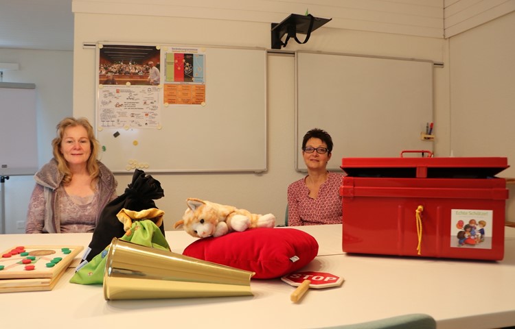 Die Kindergartenlehrerin Thea Schmick (l.) und die Schulsozialarbeiterin Mireille Kuhn haben mit der roten Schatzkiste ein Präventionskonzept gegen Missbrauch eingeführt, das auf Vorschulkinder zugeschnitten ist. Die Kindergartenlehrerin Thea Schmick (l.) und die Schulsozialarbeiterin Mireille Kuhn haben mit der roten Schatzkiste ein Präventionskonzept gegen Missbrauch eingeführt, das auf Vorschulkinder zugeschnitten ist.