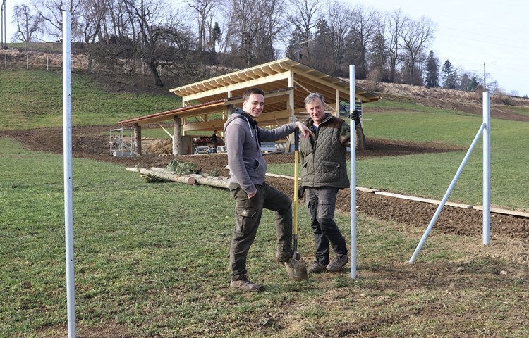 Der Unterstand ist bald fertig, der zwei Meter hohe Zaun auch: Sohn Devon und Vater Marc Edelmann (r.) auf ihrer Alp unterhalb des Bahngleises. Der Unterstand ist bald fertig, der zwei Meter hohe Zaun auch: Sohn Devon und Vater Marc Edelmann (r.) auf ihrer Alp unterhalb des Bahngleises.