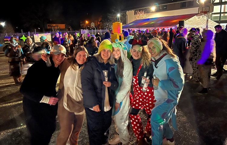 Im Onesie als Plüschtier gut ver- und gekleidet an der Open-Air-Veranstaltung. Im Onesie als Plüschtier gut ver- und gekleidet an der Open-Air-Veranstaltung.