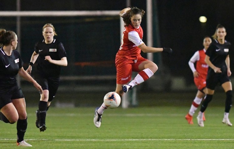 Elena van Niekerk im Dress des FC Winterthur, wo sie Hauptverantwortliche fürs Toreschiessen ist. Elena van Niekerk im Dress des FC Winterthur, wo sie Hauptverantwortliche fürs Toreschiessen ist.