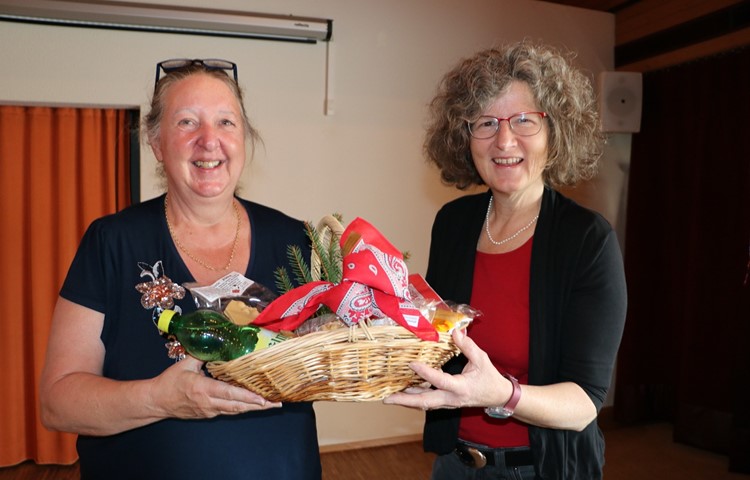 Helen Rubli von der Pro Senectute Ortsvertretung Adlikon überreicht der letzten Gemeindepräsidentin von Sternenberg, Sabine Sieber, ein Präsent. Helen Rubli von der Pro Senectute Ortsvertretung Adlikon überreicht der letzten Gemeindepräsidentin von Sternenberg, Sabine Sieber, ein Präsent.