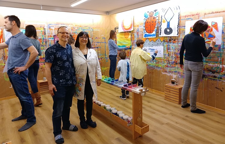 Marcel und Kim Flüeler im Malatelier in Andelfingen während der Aktion «Painting for Peace». Marcel und Kim Flüeler im Malatelier in Andelfingen während der Aktion «Painting for Peace».