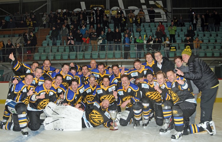 Es ist vollbracht: Der EHC Wilen-Neunforn von Trainer Daniel Ruch (ganz rechts) entschied den Regionalfinal gegen Ascona für sich. Es ist vollbracht: Der EHC Wilen-Neunforn von Trainer Daniel Ruch (ganz rechts) entschied den Regionalfinal gegen Ascona für sich.