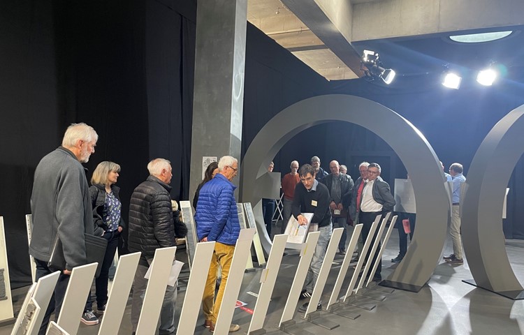 Mitglieder der Weinländer Regionalkonferenz interessieren sich für die ausgestellten Bohrkerne. Mitglieder der Weinländer Regionalkonferenz interessieren sich für die ausgestellten Bohrkerne.