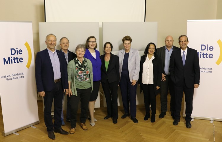 Wollen die Schweiz zusammenhalten (v.l.): Konrad Langhart (Kantonsrat), Ernst Waser und Helen Rapold (Co-Präsidium), Jeannette Wibmer und Judith Waser (Kantonsrats-Kandidatinnen), Regierungsrätin Silvia Steiner, Pilar Ramirez-Gröbli (Kantonsratskandidatin), Kantonal-Co-Präsident Thomas Hürlimann und Parteipräsident Gerhard Pfister. Wollen die Schweiz zusammenhalten (v.l.): Konrad Langhart (Kantonsrat), Ernst Waser und Helen Rapold (Co-Präsidium), Jeannette Wibmer und Judith Waser (Kantonsrats-Kandidatinnen), Regierungsrätin Silvia Steiner, Pilar Ramirez-Gröbli (Kantonsratskandidatin), Kantonal-Co-Präsident Thomas Hürlimann und Parteipräsident Gerhard Pfister.