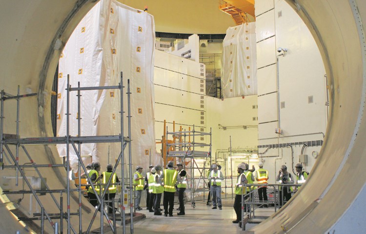 Teilnehmer einer Nagra-Medienreise besichtigen 2014 die im Bau befindliche Reaktorhalle in Olkiluoto (Finnland). Teilnehmer einer Nagra-Medienreise besichtigen 2014 die im Bau befindliche Reaktorhalle in Olkiluoto (Finnland).