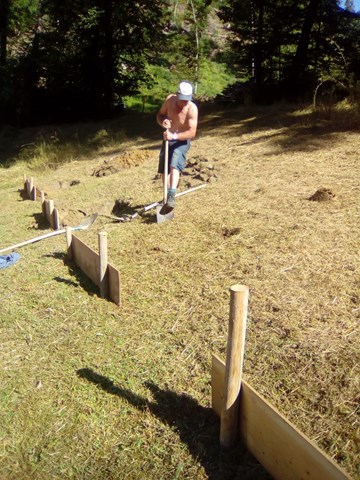 Zuerst werden die Löcher (ca. 100 x 60 x 40 cm) ausgehoben. Zuerst werden die Löcher (ca. 100 x 60 x 40 cm) ausgehoben.