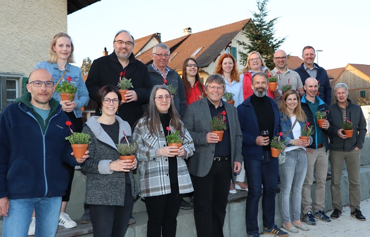 Von links die Sek-Schulpflege Ossingen-Truttikon: Thomas Lagler, Daniela Chisché und Jennifer Hangartner; der Gemeindevorstand: Daniel Stahl, Carmen Kromer, Fredi Hablützel, Daniela Meier und Martin Widmer sowie die Primarschulpflege: Tamaris Keller, Susanne Schmuki, Robi Sigg (vorne), Melanie Wirz und Remi Räbsamen. Die RPK war vertreten durch Daniel Schmuki und Roland Sigg (oben) sowie Walter Gross (vorne r.). Von links die Sek-Schulpflege Ossingen-Truttikon: Thomas Lagler, Daniela Chisché und Jennifer Hangartner; der Gemeindevorstand: Daniel Stahl, Carmen Kromer, Fredi Hablützel, Daniela Meier und Martin Widmer sowie die Primarschulpflege: Tamaris Keller, Susanne Schmuki, Robi Sigg (vorne), Melanie Wirz und Remi Räbsamen. Die RPK war vertreten durch Daniel Schmuki und Roland Sigg (oben) sowie Walter Gross (vorne r.).