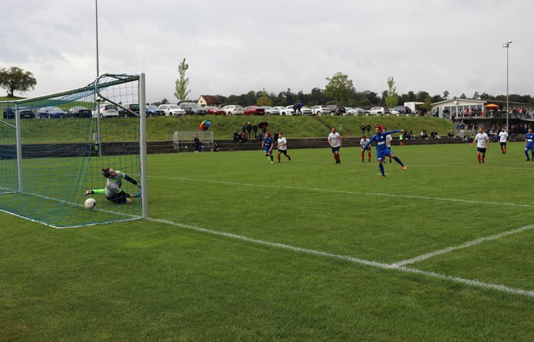 Loris Bosshardt (rechts) erwies sich als sicherer Elfmeterschütze und erzielte gleich drei Tore auf diesem Weg. Das Bild stammt aus dem Hinrundenspiel gegen denselben Gegner, das der FC Ellikon/Marthalen zu Hause gewann. Loris Bosshardt (rechts) erwies sich als sicherer Elfmeterschütze und erzielte gleich drei Tore auf diesem Weg. Das Bild stammt aus dem Hinrundenspiel gegen denselben Gegner, das der FC Ellikon/Marthalen zu Hause gewann.